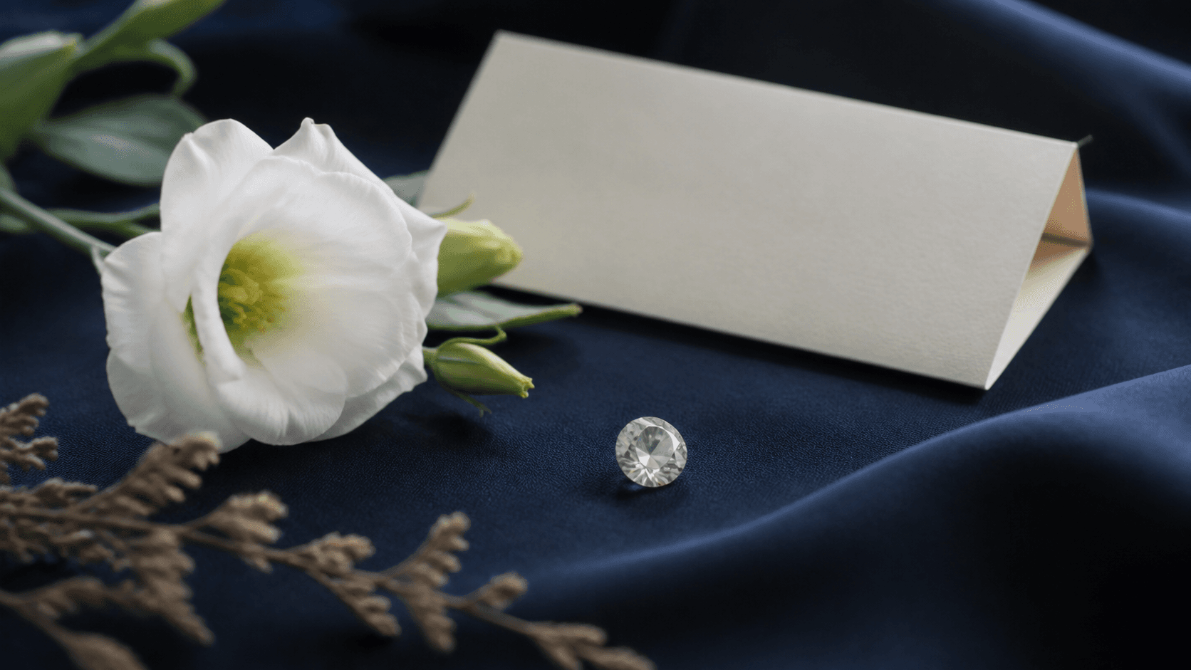 Erinnerungsdiamant mit weißer Blume als Symbol für eine Diamantbestattung